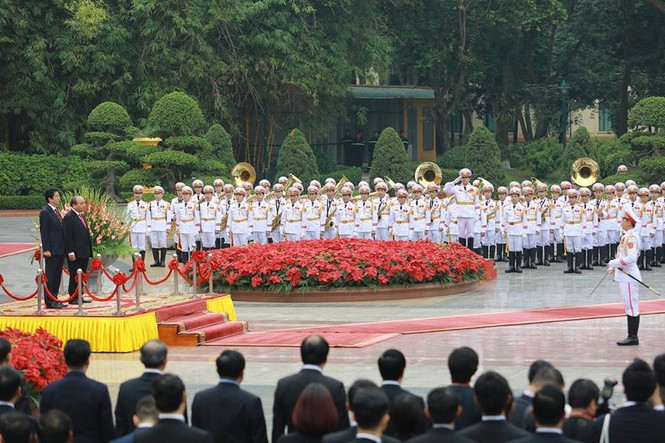 Hình ảnh lễ đón chính thức Thủ tướng Nhật Bản thăm Việt Nam - ảnh 7