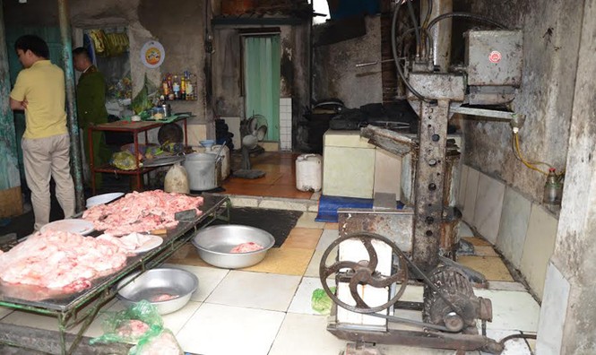 Phát hiện cơ sở chế biến 3 tấn mỡ động vật bốc mùi hôi thối - ảnh 1