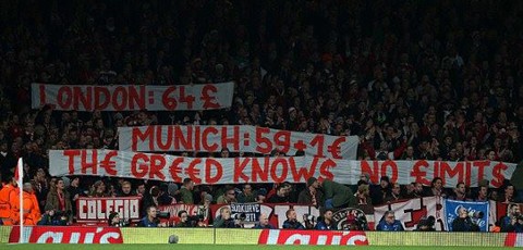 HLV Wenger: Người chết vì... tiền - ảnh 1