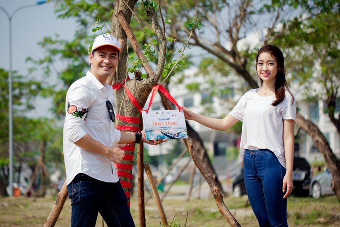 Hoa hậu Đỗ Mỹ Linh 'đập ống heo' làm từ thiện - ảnh 10