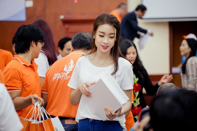 Hoa hậu Đỗ Mỹ Linh 'đập ống heo' làm từ thiện - ảnh 7