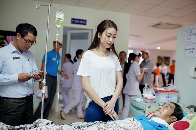 Hoa hậu Đỗ Mỹ Linh 'đập ống heo' làm từ thiện - ảnh 15