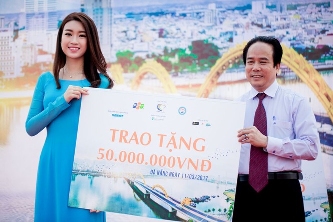 Hoa hậu Đỗ Mỹ Linh 'đập ống heo' làm từ thiện - ảnh 5