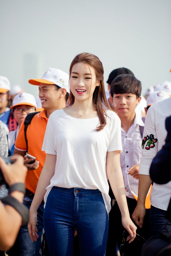 Hoa hậu Đỗ Mỹ Linh 'đập ống heo' làm từ thiện - ảnh 4