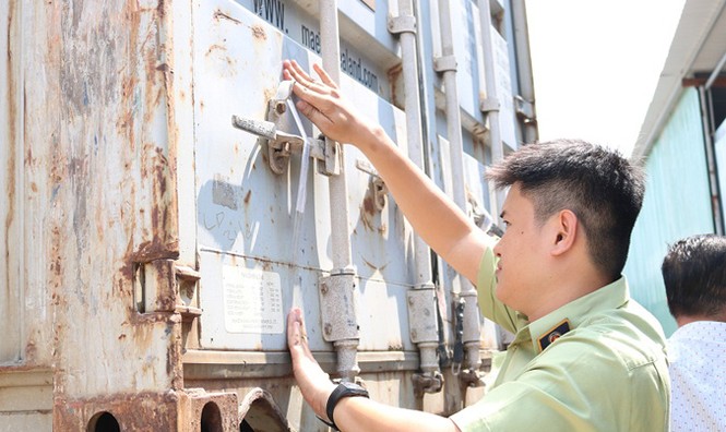 Đột kích xe container chở hàng cấm trị giá hàng tỷ đồng - ảnh 1