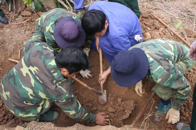 Phát hiện hài cốt liệt sĩ ba răng bọc đồng tại cứ điểm Làng Vây - ảnh 1