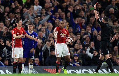 Thua Chelsea, HLV Mourinho mỉa mai trọng tài - ảnh 1