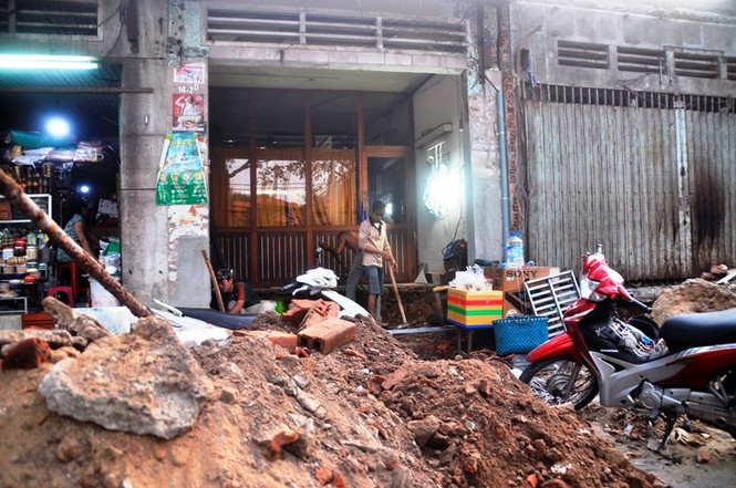Người dân bắc thang vào nhà sau khi phá dỡ bậc tam cấp - ảnh 14