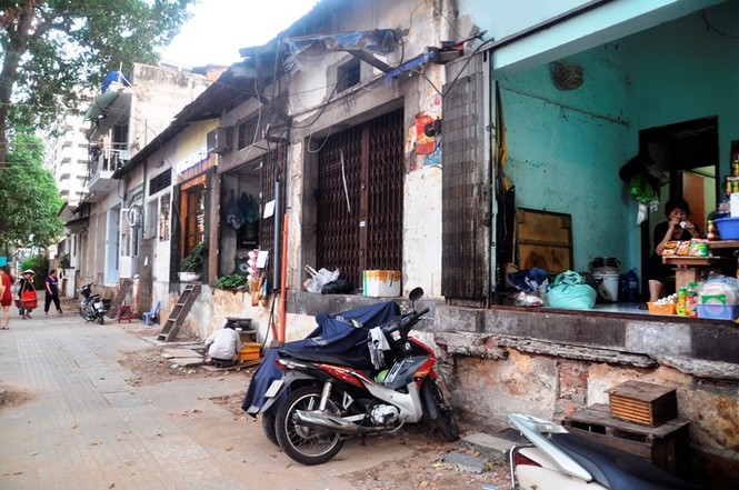 Người dân bắc thang vào nhà sau khi phá dỡ bậc tam cấp - ảnh 3