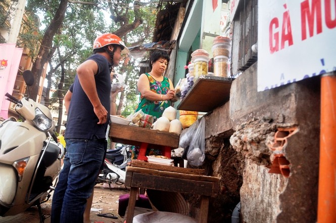Người dân bắc thang vào nhà sau khi phá dỡ bậc tam cấp - ảnh 8