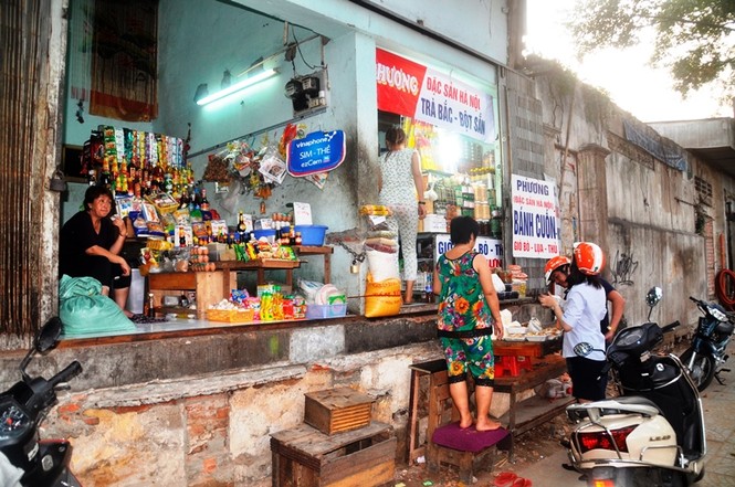 Người dân bắc thang vào nhà sau khi phá dỡ bậc tam cấp - ảnh 7