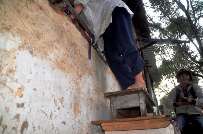 Người dân bắc thang vào nhà sau khi phá dỡ bậc tam cấp - ảnh 10