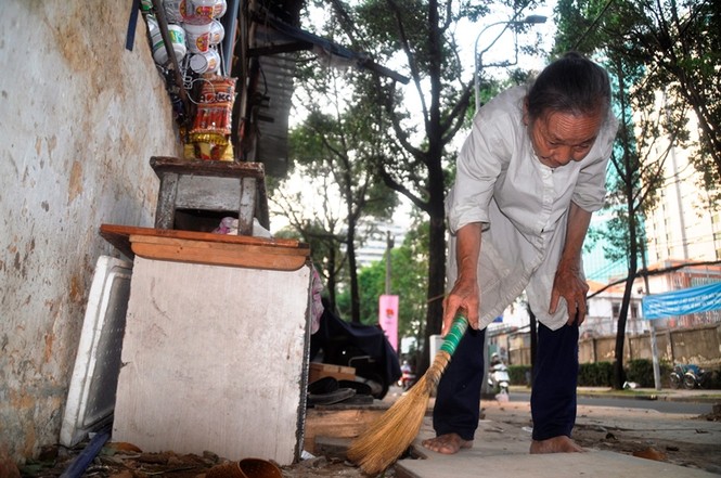 Người dân bắc thang vào nhà sau khi phá dỡ bậc tam cấp - ảnh 11
