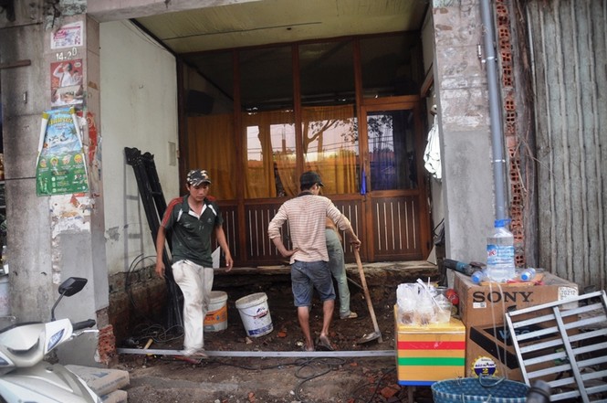 Người dân bắc thang vào nhà sau khi phá dỡ bậc tam cấp - ảnh 13