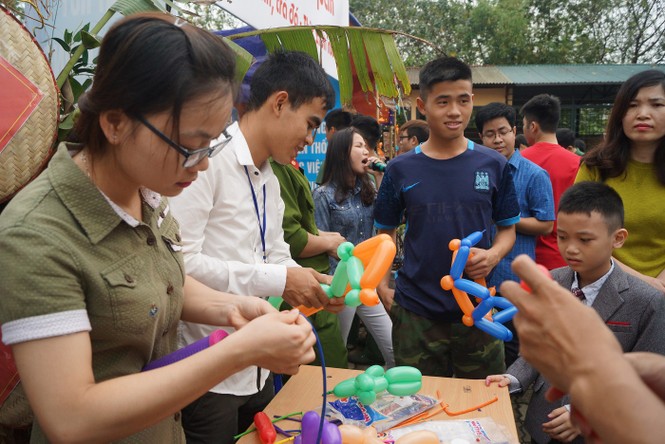 Rộn ràng ngày hội việc làm sinh viên năm 2017 - ảnh 10
