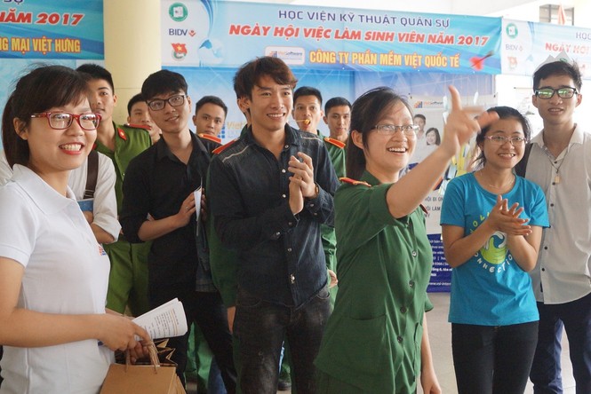 Rộn ràng ngày hội việc làm sinh viên năm 2017 - ảnh 11