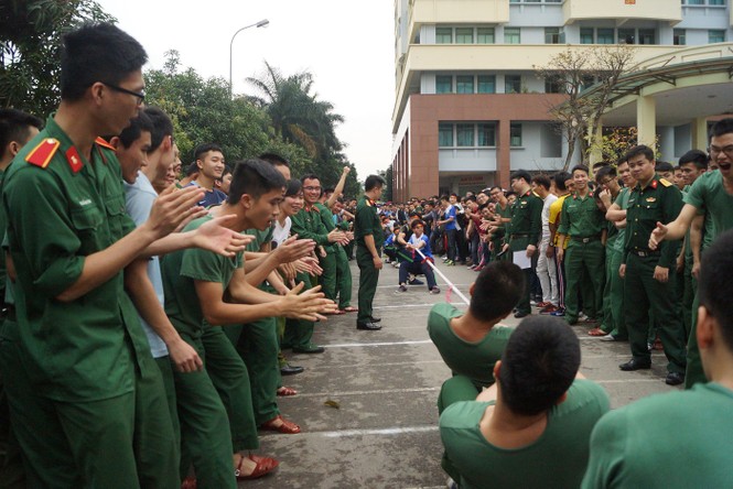 Rộn ràng ngày hội việc làm sinh viên năm 2017 - ảnh 12