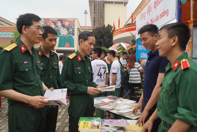 Rộn ràng ngày hội việc làm sinh viên năm 2017 - ảnh 1