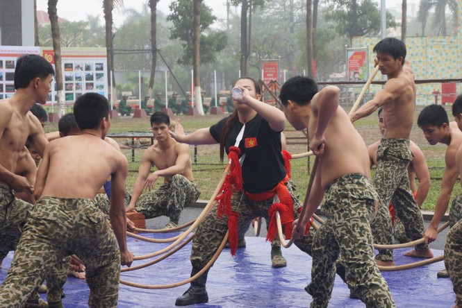 Nữ Đặc công Việt Nam phô diễn nội công tuyệt đỉnh - ảnh 1