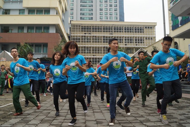 Rộn ràng ngày hội việc làm sinh viên năm 2017 - ảnh 4
