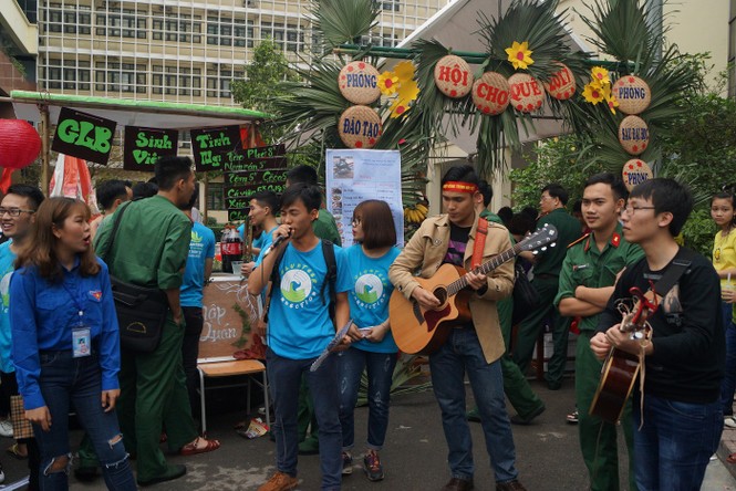 Rộn ràng ngày hội việc làm sinh viên năm 2017 - ảnh 5