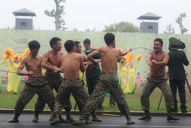 Nữ Đặc công Việt Nam phô diễn nội công tuyệt đỉnh - ảnh 6
