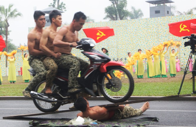 Nữ Đặc công Việt Nam phô diễn nội công tuyệt đỉnh - ảnh 7