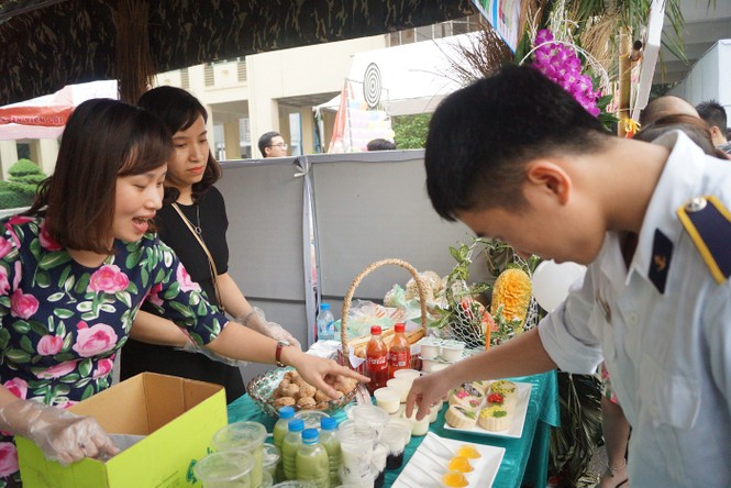 Rộn ràng ngày hội việc làm sinh viên năm 2017 - ảnh 8