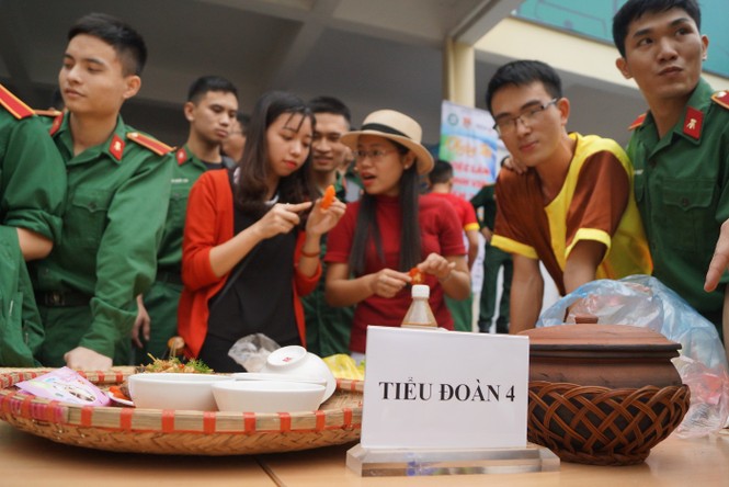 Rộn ràng ngày hội việc làm sinh viên năm 2017 - ảnh 9