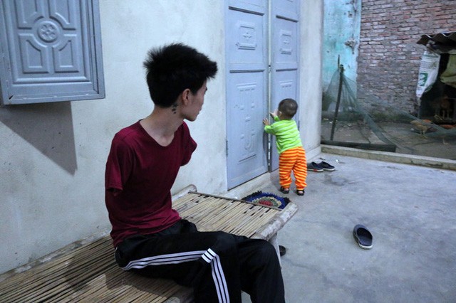 Cám cảnh cha mất hai tay chăm con thơ 14 tháng tuổi - ảnh 1