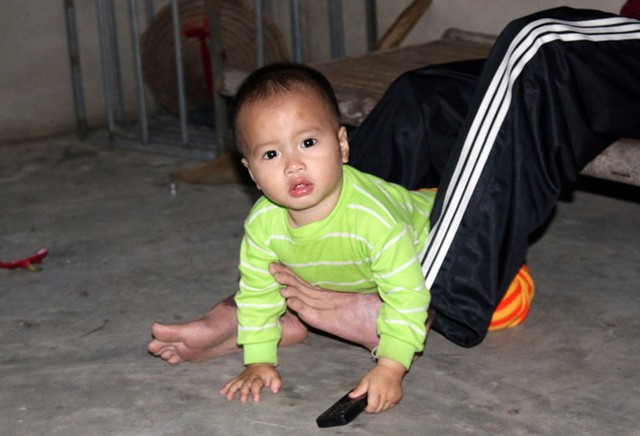 Cám cảnh cha mất hai tay chăm con thơ 14 tháng tuổi - ảnh 5