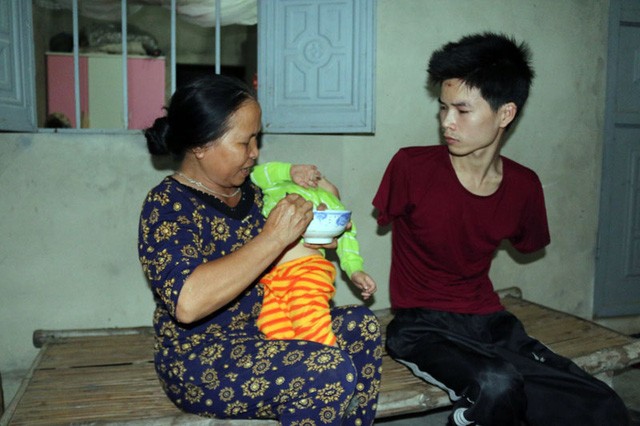 Cám cảnh cha mất hai tay chăm con thơ 14 tháng tuổi - ảnh 6