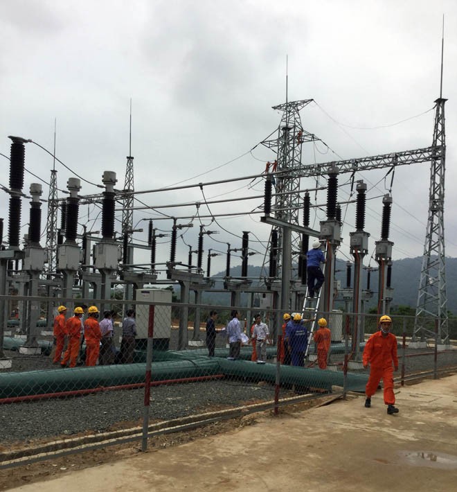 Nhà máy điện gió đầu tiên ở Bắc miền Trung hoạt động - ảnh 1