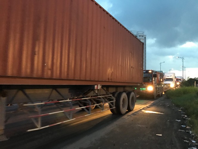 Tông vào đuôi xe container, hai thanh niên ngất lịm - ảnh 1