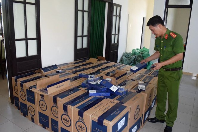 Hai vạn gói thuốc lá lậu 'đi' xe khách đường dài - ảnh 1