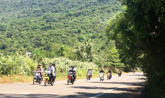 Người dân Đà Nẵng ùn ùn kéo về Sơn Trà tránh nóng - ảnh 3