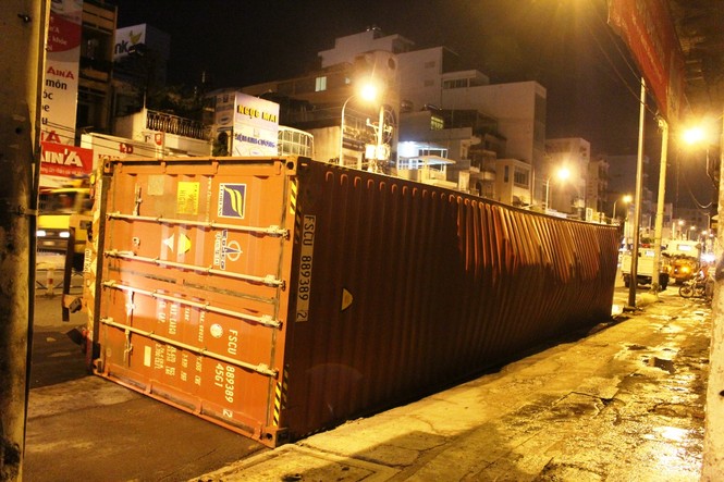 Ôm cua gấp, xe container lật nhào vào rạng sáng - ảnh 2