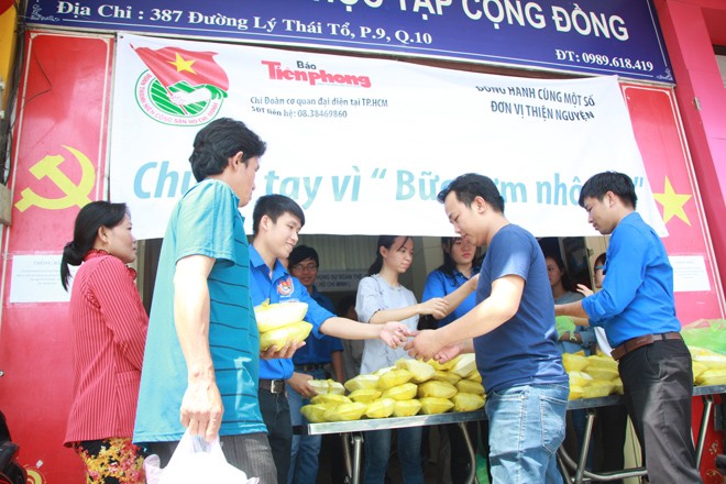 Tặng 600 phần cơm đến người nghèo - ảnh 1