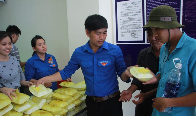 Tặng 600 phần cơm đến người nghèo - ảnh 4
