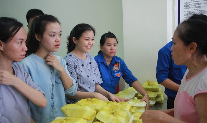 Tặng 600 phần cơm đến người nghèo - ảnh 5