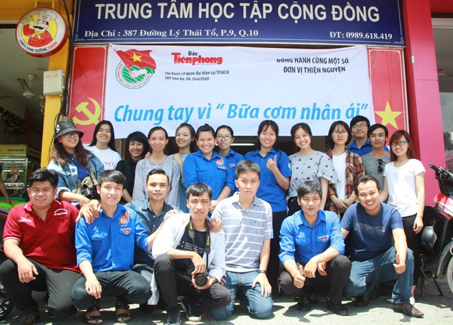 Tặng 600 phần cơm đến người nghèo - ảnh 6