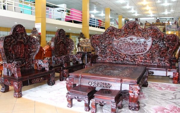 Đại gia Hà Nội 'tậu' bộ bàn ghế gỗ trắc nặng gần 10 tấn - ảnh 1