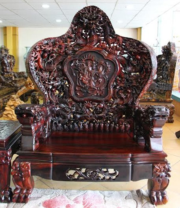 Đại gia Hà Nội 'tậu' bộ bàn ghế gỗ trắc nặng gần 10 tấn - ảnh 2