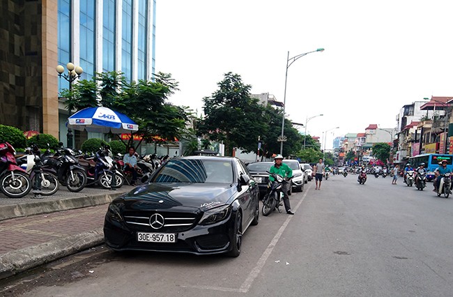 Vỉa hè ở Hà Nội lại bị tái lấn chiếm - ảnh 1