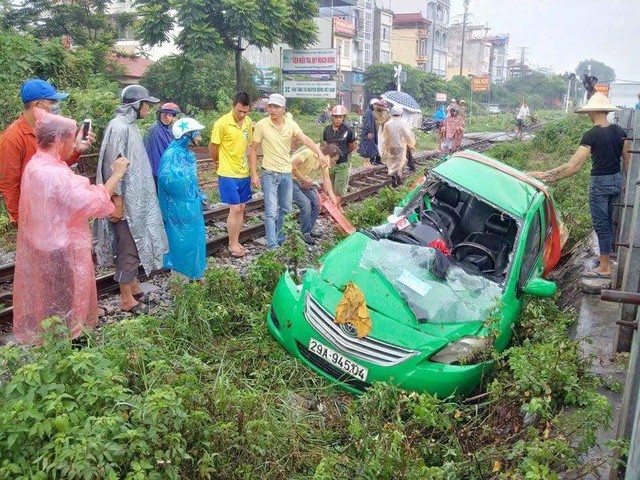 Taxi bị vò nát vì va chạm tàu hỏa ở Hà Nội - ảnh 1