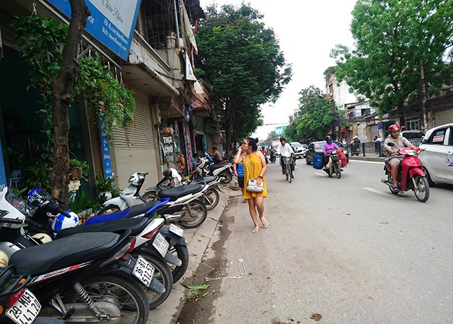 Vỉa hè ở Hà Nội lại bị tái lấn chiếm - ảnh 2