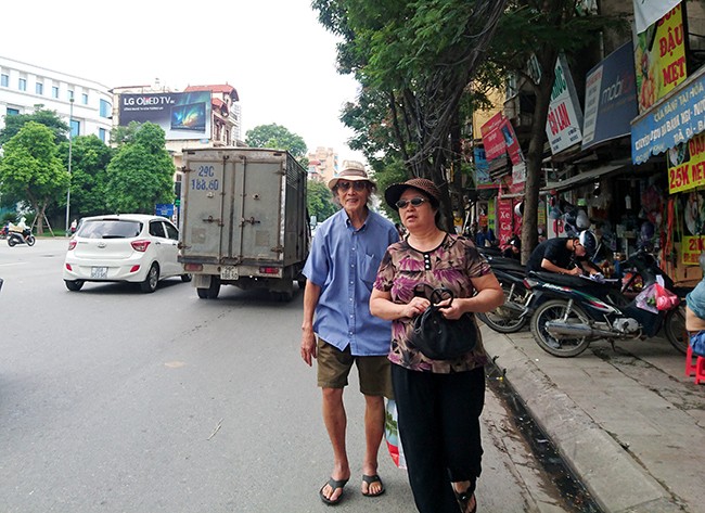 Vỉa hè ở Hà Nội lại bị tái lấn chiếm - ảnh 3