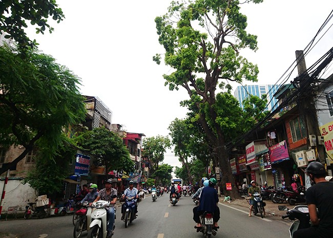 Vỉa hè ở Hà Nội lại bị tái lấn chiếm - ảnh 4