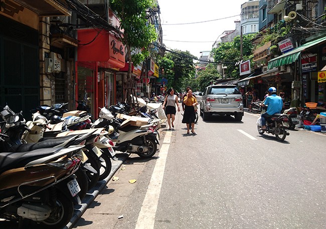 Vỉa hè ở Hà Nội lại bị tái lấn chiếm - ảnh 5