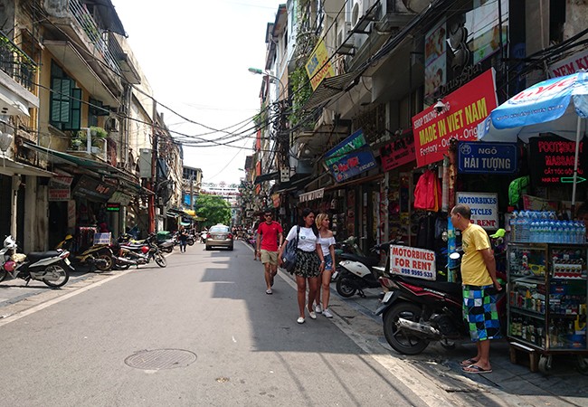 Vỉa hè ở Hà Nội lại bị tái lấn chiếm - ảnh 6